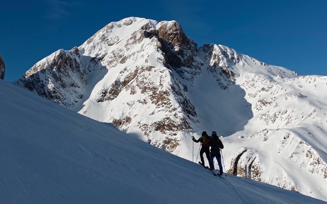 El miércoles 14 de febrero, subimos al circo del Aspe desde Candanchú y por la zona de Loma Verde, sobre un manto de nieve fría y seca que prometía un bonito descenso