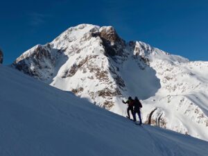 El miércoles 14 de febrero, subimos al circo del Aspe desde Candanchú y por la zona de Loma Verde, sobre un manto de nieve fría y seca que prometía un bonito descenso