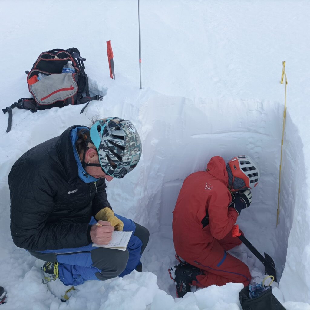 La radiación solar es uno de los mecánismos más importantes en la transformación de la nieve. En laderas bien encaradas al sol, los rayos solares inciden de manera perpendicular, aportando calor a la nieve, que en poco tiempo comienza los ciclos de fusión-rehielo. 