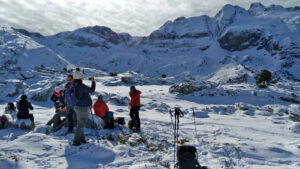 Paseos con raquetas de nieve en Canfranc. Descubriremos y disfrutaremos de la naturaleza y la nieve con total seguridad.